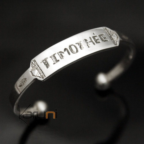 Name engraving on bracelet, personalised ring on one face